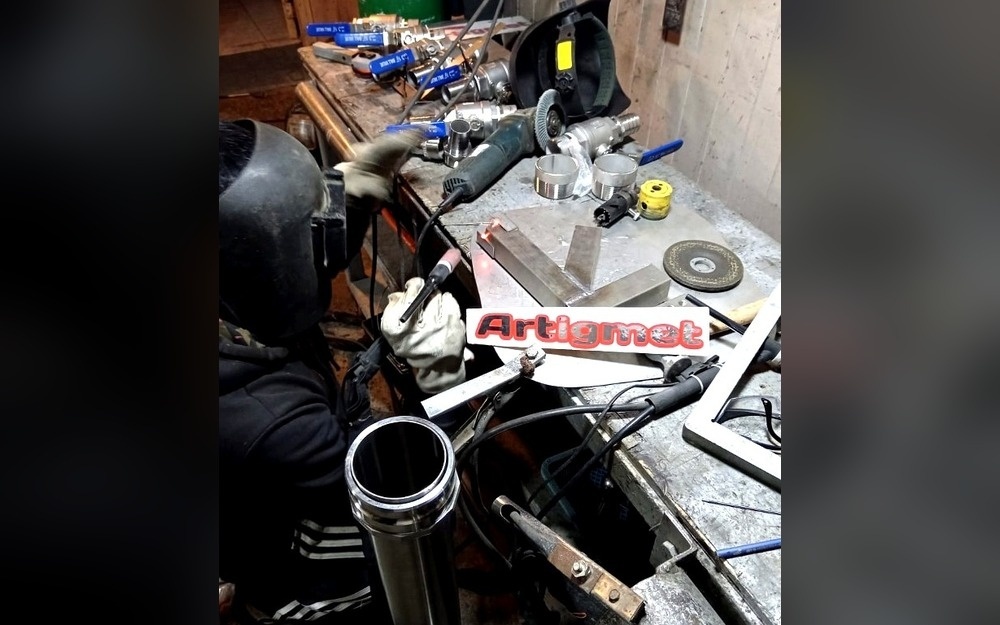 Maestro soldador TIG en mesón de maestranza - Artigmet